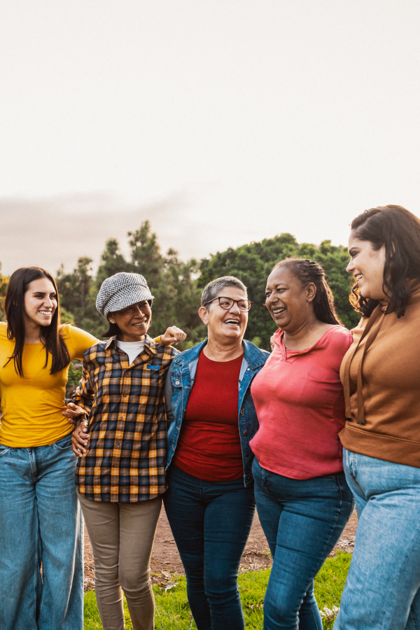 Imagem de mulheres amigas de diferentes idades a divertirem-se juntas